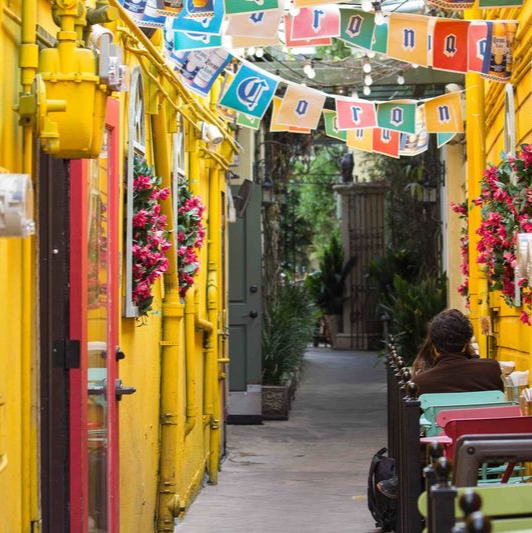 Una ruta por ciudades vibrantes, con mercados locales y mucho color.