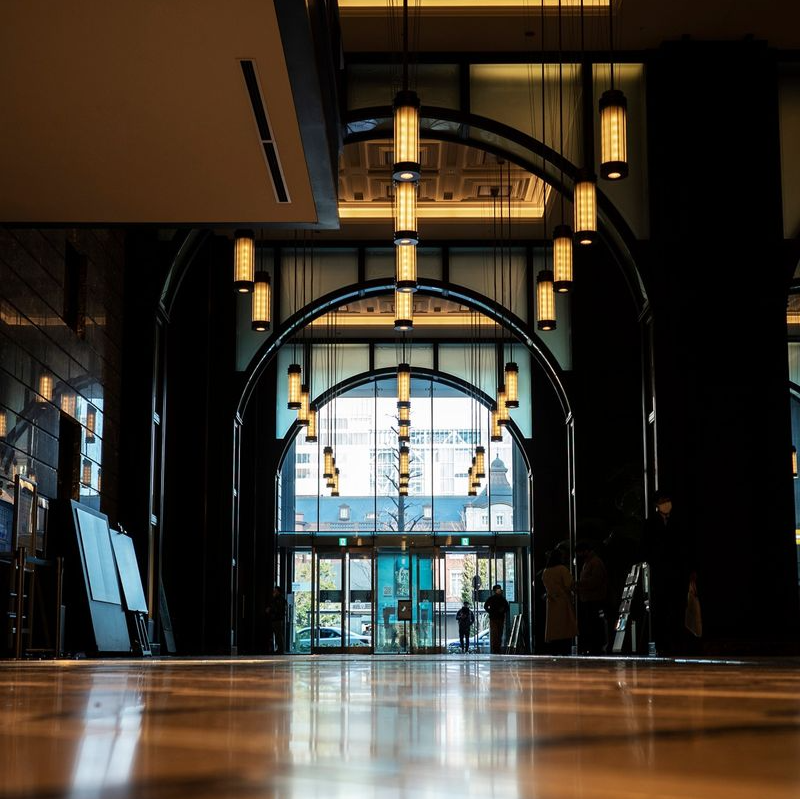 Un hotel boutique moderno en un destino cosmopolita.
